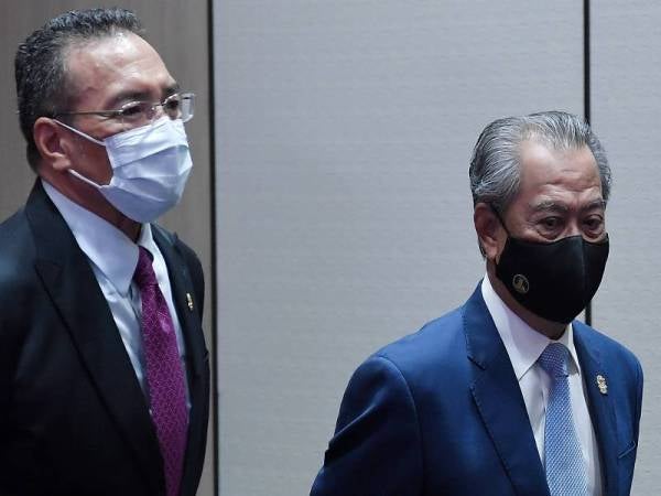 Muhyiddin (kanan) diiringi Menteri Luar, Datuk Seri Hishammuddin Tun Hussein (kiri) ketika hadir sempena hari ketujuh Sidang Kemuncak ASEAN Ke-37 dan Sidang-Sidang Kemuncak Berkaitan yang diadakan secara maya hari ini. - Foto Bernama