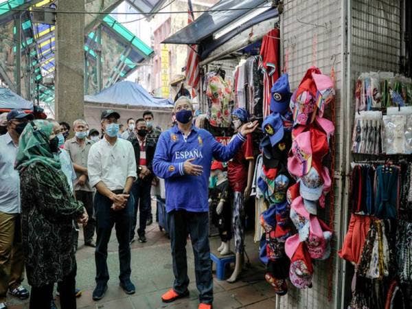 Annuar mengadakan lawatan ke tapak perniagaan pada hari pertama 'Wilayah Bebas Berniaga' di Jalan Melayu hari ini. - Foto Bernama