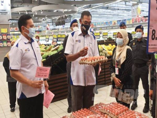Rosol (tengah) ketika Program Lawatan Kerja dan Tinjauan Pematuhan SHMMP Deepavali 2020 di Pasaraya Mydin Gong Badak, Kuala Nerus hari ini.