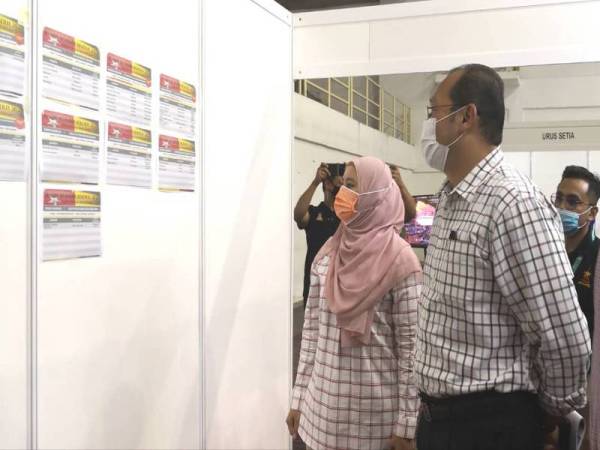 Mohd Khairuddin (kanan) bersama ADUN Bukit Melawati, Juwairiya Zulkifli melawat tapak Program Jom Jelajah Selangor 2020 di Stadium Tertutup Kuala Selangor di sini hari ini.