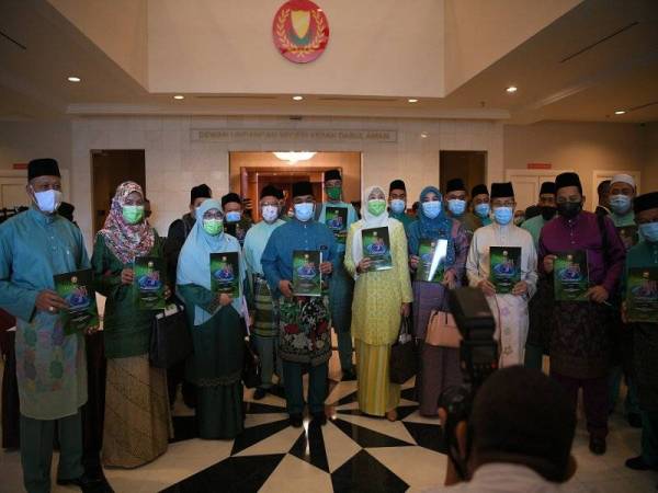 Muhammad Sanusi (tengah) bersama sebahagian ADUN Kedah menunjukkan buku Belanjawan 2021 Kedah di Wisma Darul Aman hari ini.