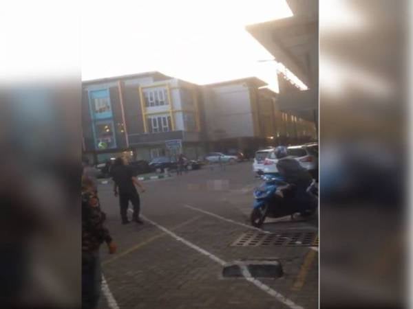 Tangkap layar video berdurasi 29 saat menunjukkan seorang wanita terjun dari bangunan manakala seorang lagi terbaring di jalan raya dipercayai telah terjun terlebih dahulu tular di media sosial dengan keterangan kononnya berlaku di pusat peranginan itu.