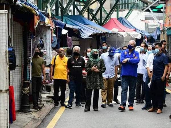 Annuar meninjau keadaan di Jalan Melayu sewaktu turun padang, hari ini. Foto: Ihsan Facebook Tan Sri Annuar Musa