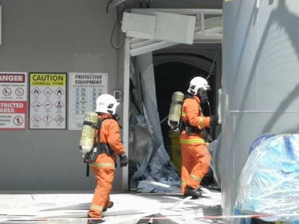 Anggota bomba melakukan pemeriksaan dan bacaan suhu selepas satu letupan melibatkan sisa bahan kimia di sebuah pusat pembangunan barangan elektrik berjenama di Taman Perindustrian Senai, Johor Bahru hari ini.