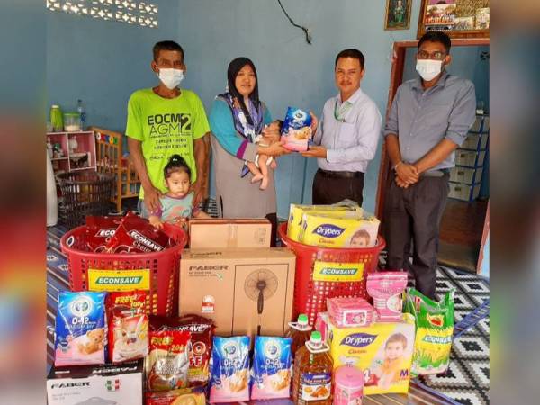 Dari kiri Sanudin dan Norliza semasa menerima kunjungan Zamzuri di rumahnya di Kampung Perik, Kuala Nerang baru-baru ini. FOTO: IHSAN ECONSAVE POKOK SENA