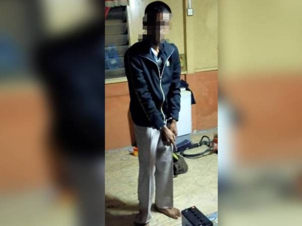 Suspek ditahan selepas disyaki menceroboh dan mencuri bateri kenderaan di dalam stor dan buah kelapa sawit di sebuah kebun di Kampung Batu 38 Baroh, di sini Jumaat lalu.