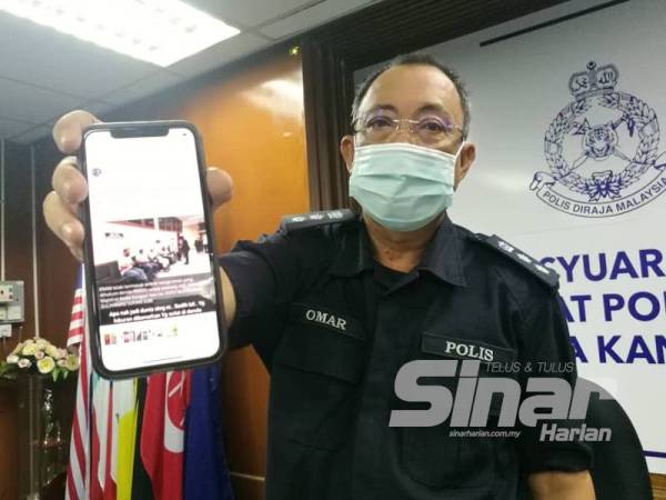 Omar Bakhtiar menunjukkan hantaran Facebook yang sesang disiasat Seksyen 505 (b) Kanun Keseksaan kerana mendatangkan khianat awam dengan niat hendak menyebabkan kegusaran kepada orang awam ketika sidang akhbar di IPD Kuala Kangsar, hari ini.