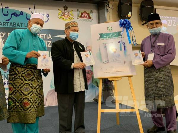 Mohd Amar (dua dari kiri) merasmikan Pelancaran Buku Biografi Ringkas Allahyarham Tok Guru Nik Abdul Aziz Nik Mat di Hotel H Elite hari ini.