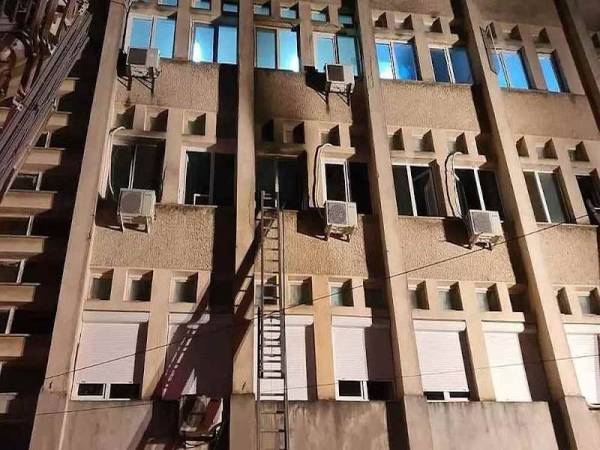 Kesan terbakar yang berwarna hitam kelihatan di salah sebuah tingkap unit rawatan rapi sebuah hospital di bandar Piatra Neamt pada Sabtu lalu. - Foto AFP