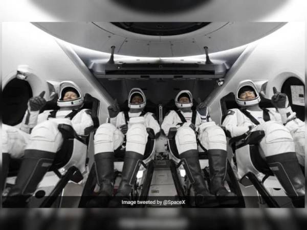 Empat angkasawan berlepas ke Stesen Angkasa Lepas Antarabangsa dengan menaiki kapal angkasa SpaceX Crew Dragon Resilience dari Pusat Angkasa Lepas Kennedy di Florida semalam. - Foto Twitter Space X