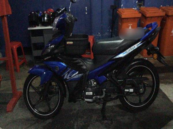 Motosikal jenis Yamaha LC135 yang digunakan suspek untuk melakukan samun terhadap seorang pengurus bank wanita di Old Petaling Jaya 12 November lalu.