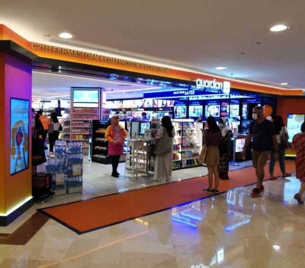 Inisiatif GBS adalah rentetan kepada pelancaran semula stor utama Guardian canggih di Suria KLCC yang mempamerkan produk-produk kesihatan dan kecantikan terkini serta teknologi paparan baharu.