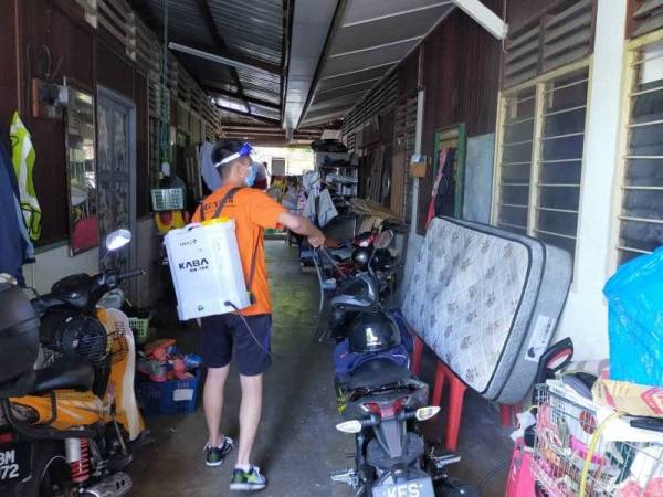 Disinfeksi turut dilakukan bagi mengelak penularan wabak Covid-19.