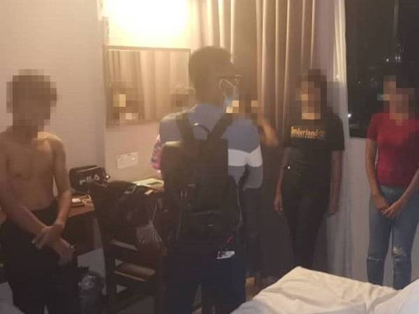 Antara remaja yang ditahan dalam parti liar di sebuah bilik hotel di Jalan Raja Uda awal pagi tadi.