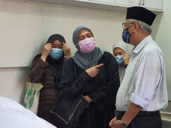 Ismail Sabri turut memberi penghormatan terakhir kepada Allahyarham Ketua Pengarang Sinar Harian, Datuk Baharom Mahusin.