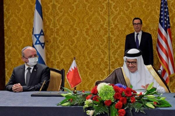 Bahrain bersetuju untuk menjalin hubungan diplomatik, budaya dan komersial sepenuhnya dengan Israel setelah menandatangani perjanjian kontroversi di Rumah Putih.