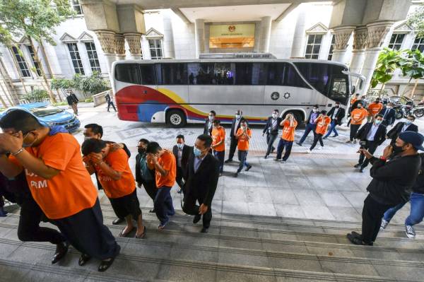 Seramai 23 individu termasuk anggota penguat kuasa sebuah jabatan kerajaan hari ini dibawa ke Mahkamah Majistret di sini, untuk prosiding reman dipercayai berhubung kes pemalsuan cap sempadan. Foto Bernama