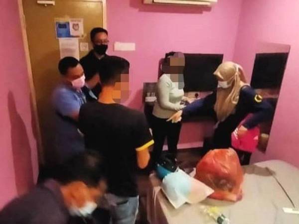 Anggota AADK melakukan pemeriksaan di sebuah bilik hotel bajet di Juru yang dijadikan tempat pasangan kekasih melepaskan gian dadah.