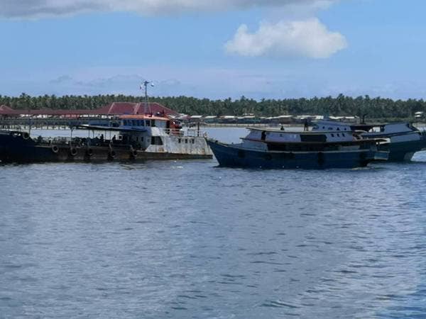 Kapal tangki dan bot kumpit yang diperiksa mengandungi petrol serta tong minyak dipercayai untuk aktiviti penyeludupan ke negara jiran di perairan Pulau Ligitan, Semporna.