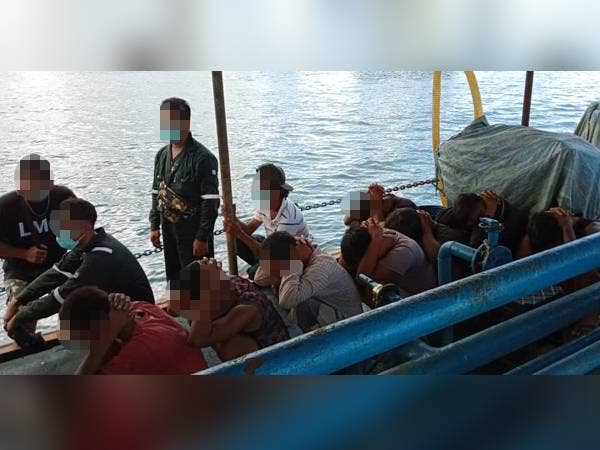 Individu yang ditahan selepas dipercayai melakukan aktiviti penyeludupan petrol di perairan Pulau Ligitan, Semporna.