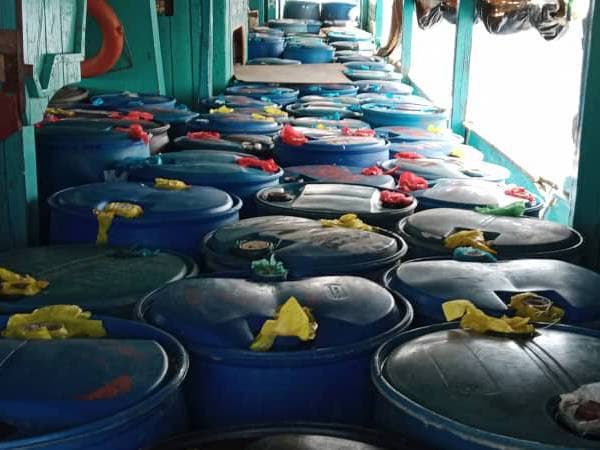 Tong minyak dipercayai digunakan untuk menyeludup petrol di perairan Pulau Ligitan, Semporna.