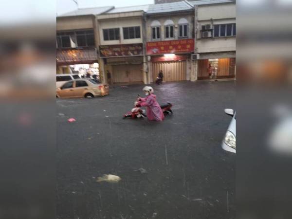 Jalan Welman Rawang ditenggelami air petang tadi. Foto:Ihsan pembaca