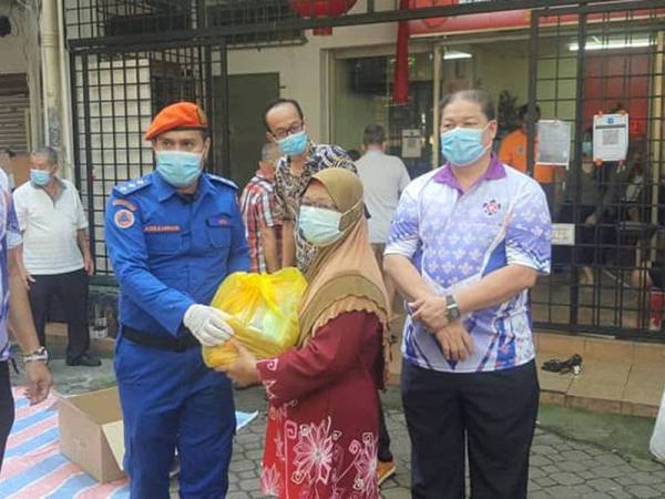 Anggota APM ketika mengagihkan bantuan keperluan asas kepada keluarga di sekitar Kuala Lumpur dan Selangor.