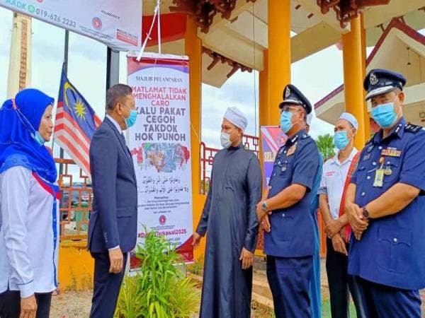 Zulkifli (dua,kiri) merasmikan Papan Tanda Kempen Pencegahan Dadah di Masjid Beijing, Rantau Panjang dan hadir sama ialah, Shafien (dua,kanan), Abdullah (kanan) dan Rohayu (kiri).