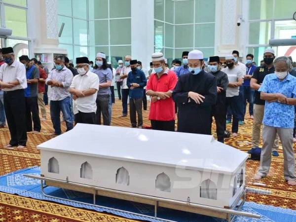 Imam Masjid Bilal Bin Rabah, Ahmad Fathi Muhammad mengimamkan solat jenazah Allahyarham Baharom. Antara yang turut menunaikan solat jenazah itu ialah Menteri Kanan (Kluster Keselamatan), Datuk Seri Ismail Sabri Yaakob. - FOTO ASRIL ASWANDI SHUKOR.