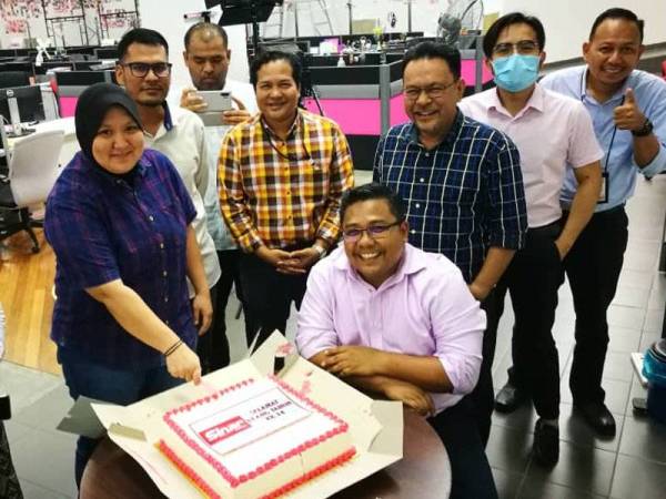 Kenangan bersama Allahyarham Baharom (berdiri, tengah) semasa meraikan ulang tahun ke-14 Sinar Harian.