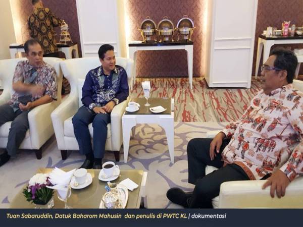 Sabarudin, Baharom dan penulis di PWTC, Kuala Lumpur. 