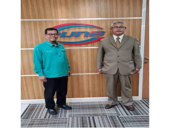 Ahmad Yunus (kiri) dan Noh (kanan) bergambar selepas mengadakan pertemuan mahabbah, semalam.