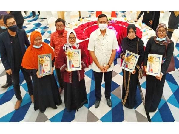 Zulkifli (tengah) bersama pengamal media pada Majlis Makan Malam Apresiasi Semarak Kasih AADK 2020 di Hotel H Elite Design, Kota Bharu.