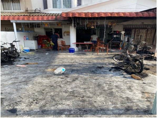 Polis mencari seorang lelaki dikenali sebagai 'Radio' susulan kes khianat bakar kenderaan di sebuah rumah di Taman Sentosa, Klang baru-baru ini.