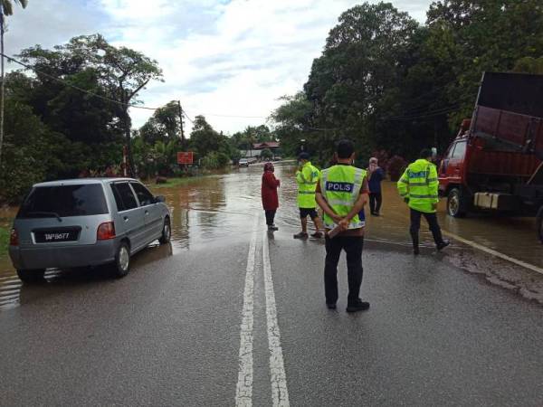 Anggota polis bertugas turun ke lokasi di Jalan Kuala Ping-Tasik Kenyir Hulu Terengganu membuat pemantauan pagi tadi. Foto ihsan: IPD Hulu Terengganu