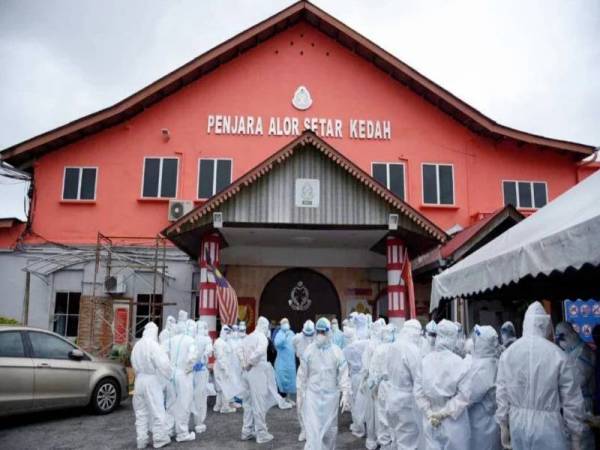 Bilangan banduan dan tahanan yang ramai dalam sel penjara menjadi antara penyebab Kluster Tembok di negeri ini menjadi penyumbang kepada kes tertinggi pada gelombang kedua penularan pandemik Covid-19 yang lalu. - Foto sumber internet