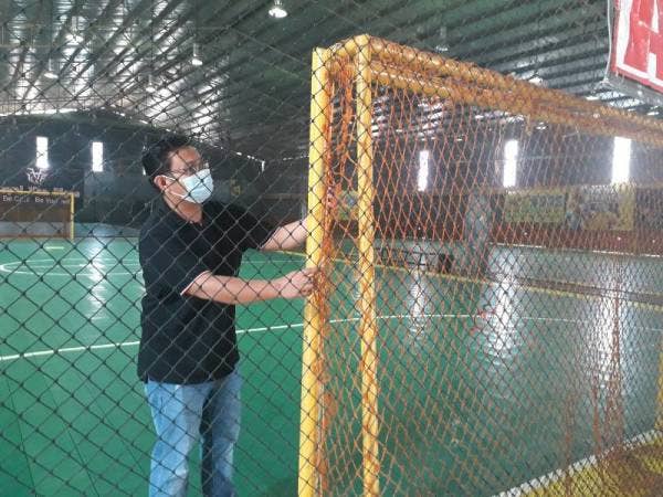 Wan Noor Faril Azli membuat pemeriksaan rutin di gelanggang futsal WnS di Jalan Kuala Sungai, Alor Setar bagi memastikan berada dalam keadaan baik.