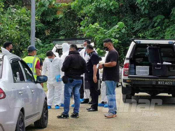 Polis forensik membuat siasatan di rumah mangsa.