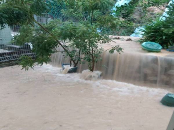 Rumah penduduk turut dilimpahi air ekoran sistem saliran terganggu berikutan runtuhan cerun itu.