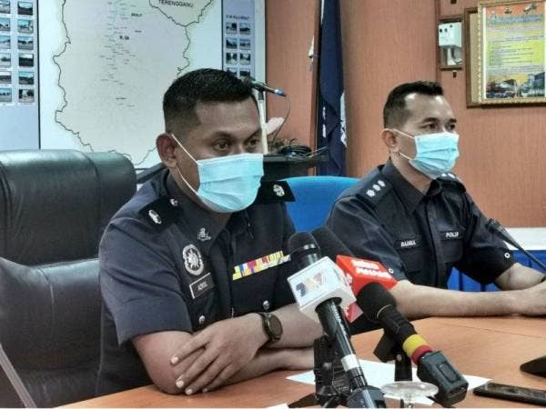 Azrol Anuar (kiri) ketika sidang media di IPD Besut hari ini.