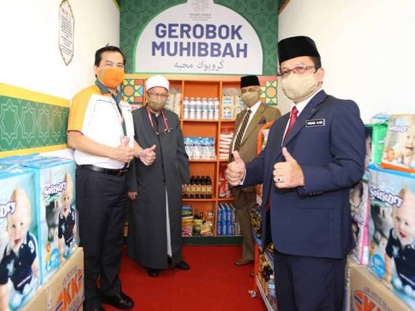 KK Chai (kiri) bersama Zulkifli (dua dari kiri) pada pelancaran Gerobok Muhibbah di Masjid Jamek Sultan Abdul Samad, Kuala Lumpur semalam.