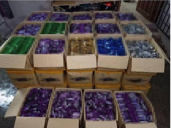 Muatan botol-botol vape dipercayai berisi cecair nikotin yang ditemui disembunyikan bersama barangan runcit lain dalam sebuah lori yang diletakkan dalam keadaan mencurigakan di tepi jalan di kawasan hadapan sebuah pasar raya di Rantau Panjang semalam.