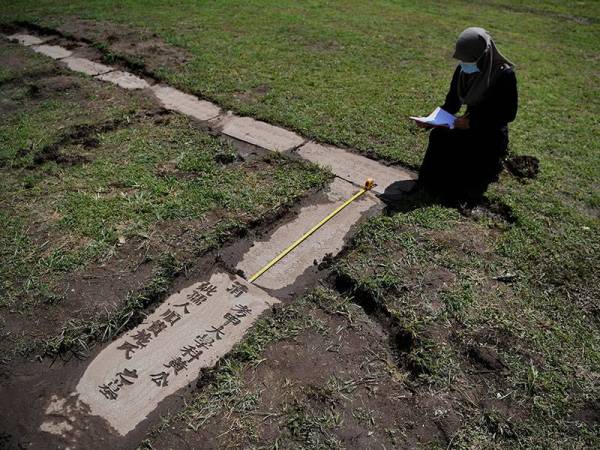 Kurator Unit Arkeologi Perbadanan Muzium Pahang Noridayu Bakry merekod ukuran panjang dan lebar dipercayai batu nisan daripada zaman Dinasti Qing pada abad 17 hingga 20 yang ditemui di hadapan rumah penduduk di Kampung Pekan Lama, dekat sini hari ini.