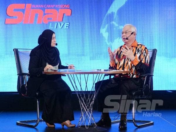 Najib (kanan) membincangkan tajuk 'Apa Kisah Belanjawan 2021' pada program Sinar Live bersama moderator, Haslina AR Kamaludin yang berlangsung di Kumpulan Karangkraf, Shah Alam hari ini.