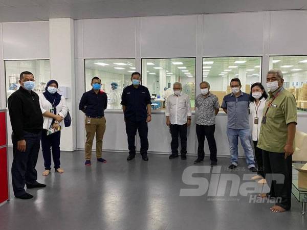 Abdul Hamid (empat dari kiri) melawat Karangkraf Medicare di Shah Alam semalam. Beliau ditemani Hussamuddin (lima dari kanan) dan Muhammad Nasir (empat dari kanan).