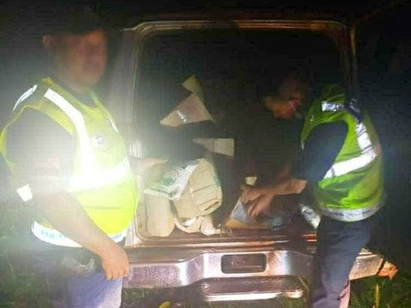 KPDNHEP Kelantan dan PPM Wilayah Tiga Pengkalan Kubor turut menemui 90 kilogram tepung gandum dan 833 kilogram minyak masak dalam sebuah pacuan empat roda jenis Pajero di Rantau Panjang semalam.