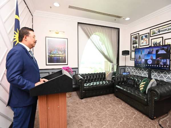 Mohd Zuki Ali ketika berucap merasmikan Seminar My Local Stats 2020: Statistik Daerah & Tempatan Ke Arah Kecekapan Perancangan dan Pengurusan Sumber hari ini.