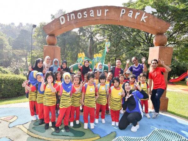 Kru McDonald’s menerusi RMHC turut membawa anak-anak yatim bersiar-siar.