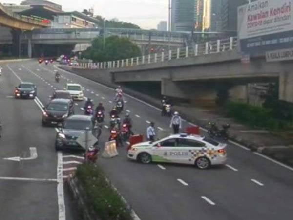 Laluan di Jalan Bangsar menuju ke Abdullah Hukum, Kuala Lumpur terpaksa ditutup berikutan penemuan mayat dipercayai mangsa bunuh pagi ini.