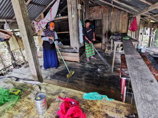 Keadaan kediaman yang diduduki Nor Aqma bersama suami serta tiga anak di Kampung Bukit Nyior Pelong Setiu selepas dinaiki air semalam.